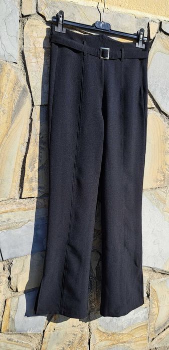 Прав панталон с цепка отстрани
Висока талия и подвижен колан