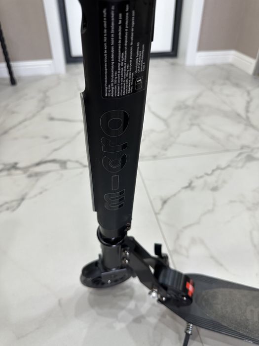 Самокат m-cro черного цвета