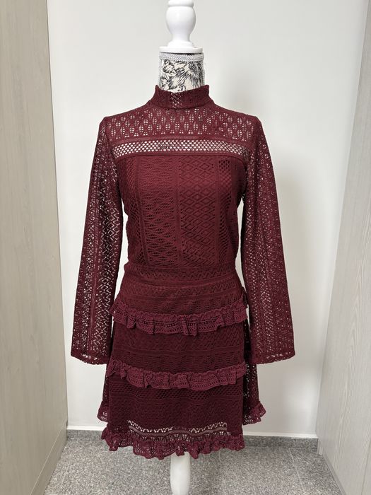 Рокля на дупки с ръкав в цвят бордо