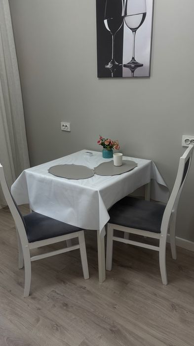 Стол, стулья срочно  продам