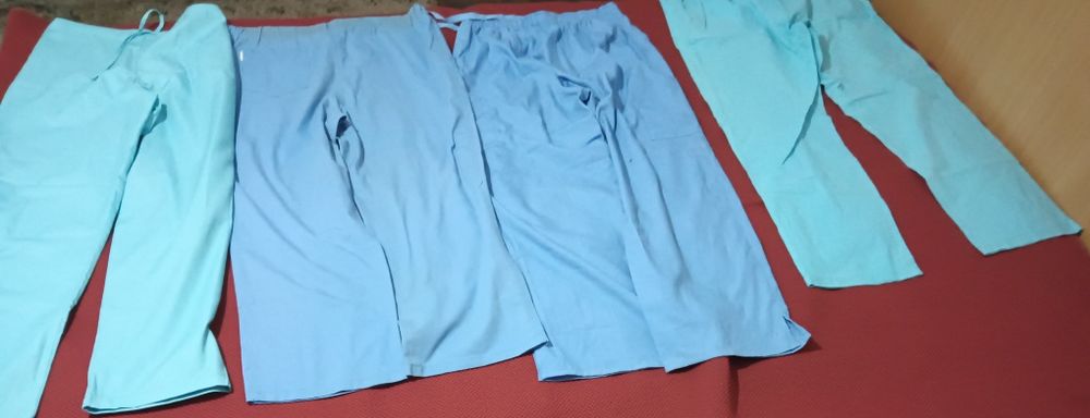 Vând halate medicale pentru doctori și asistente medicale compleuri bluzițe și pantaloni 50 Roni bucata trimit și in tara