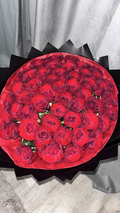 свежие красные розы