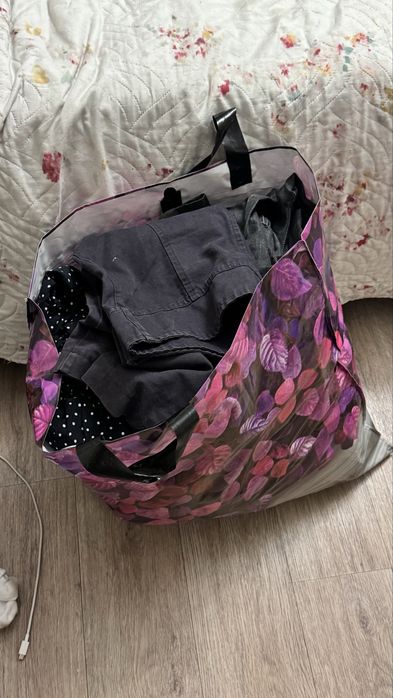 Отдам женскую одежду даром.