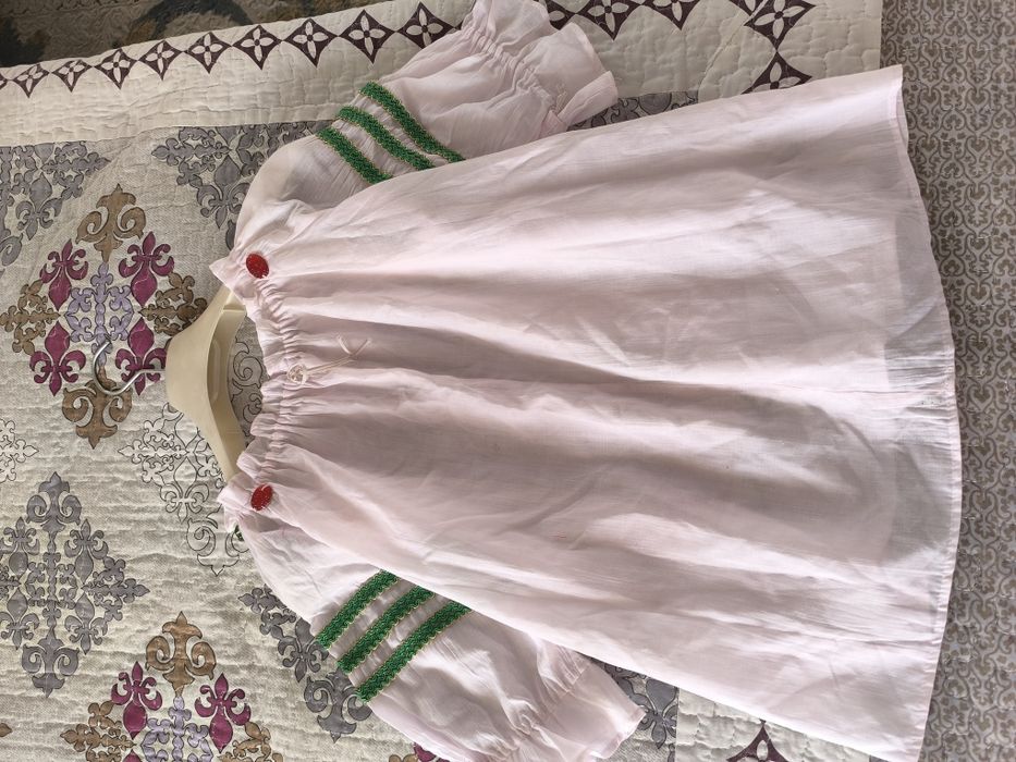 Продам нарядную блузку на девочку