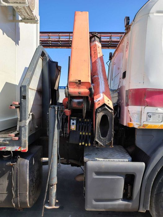Camion cu macara Scania