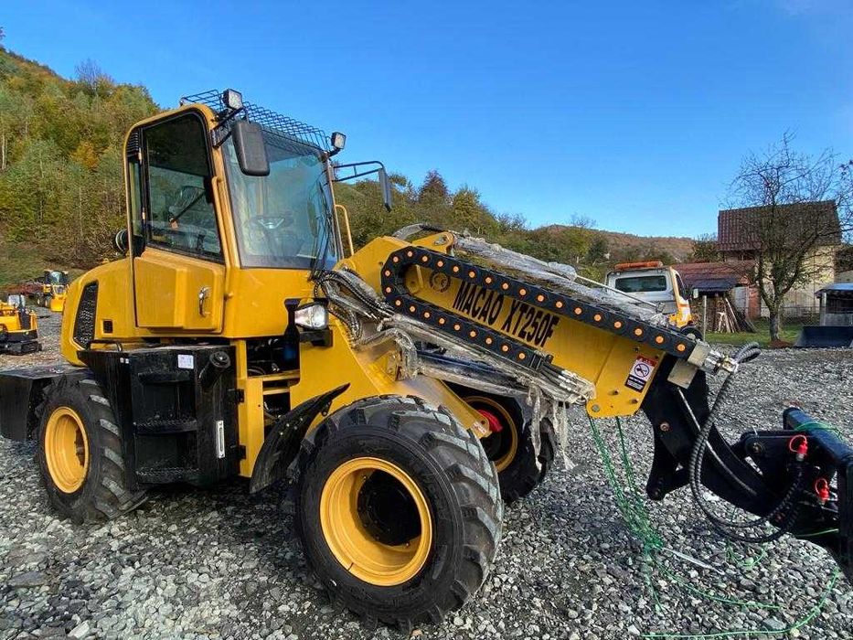 Încărcător frontal telescopic XT250, 2,5t ridicare