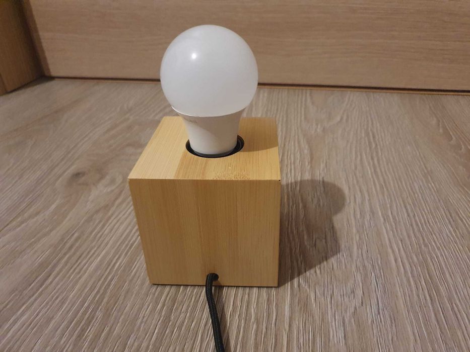 Lampa din lemn Stare foarte buna.