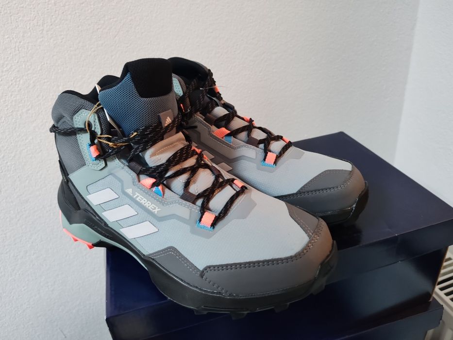 Vind ghete Terex Adidas mărimea 45  și 44.5 46