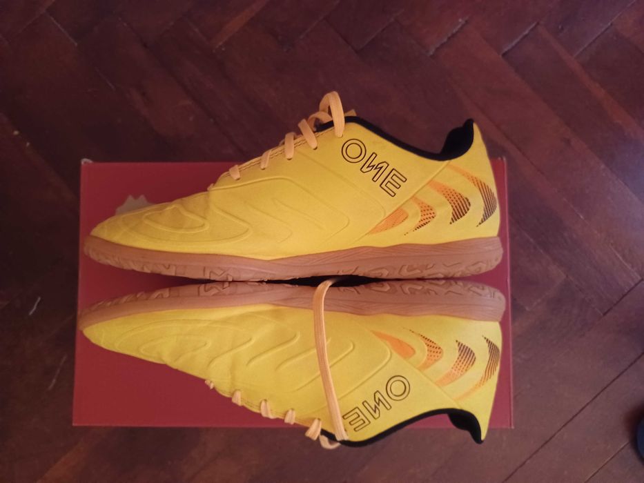Обувки футболни стоножки Puma 40 номер и Umbro 37 номер
