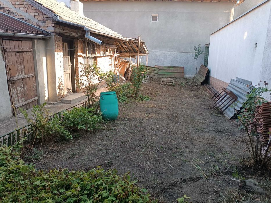 Продава се къща в района на  ХГ  " Св. св. Кирил и Методий "