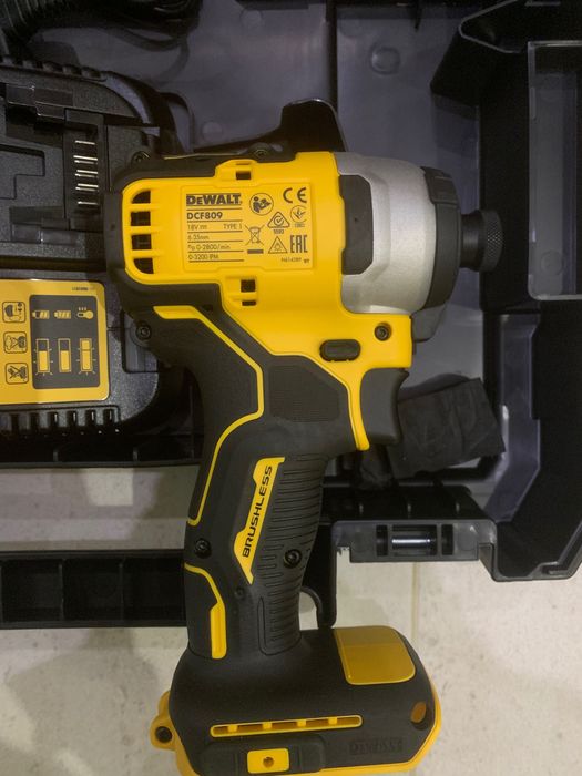 Винтоверт Dewalt DCF809