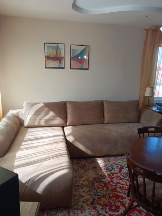 Продава двуетажна сграда жилище и два търговски обекта