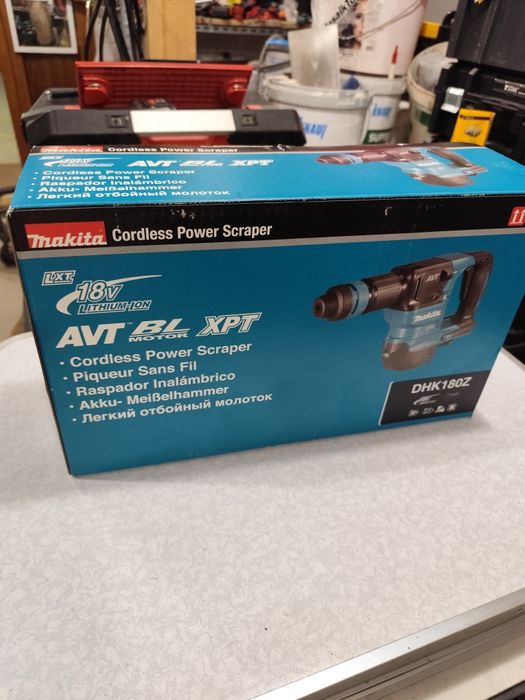 Коледна цена Акумулаторен безчетков къртач Макита Makita DHK180