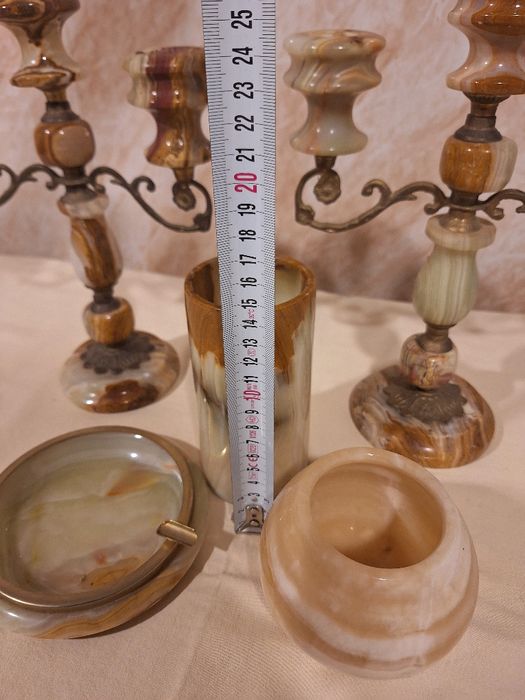 Свещници  вази и пепелник оникс