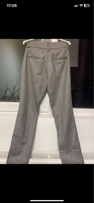 Pantaloni noi , de la Guess , originali