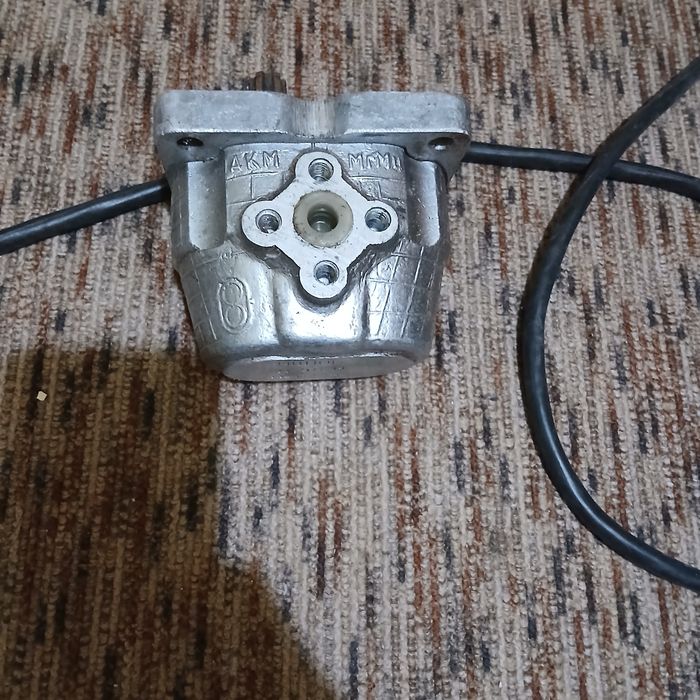 Продавам хидравлична помпа за управлението на ТК-80 БОЛГАР и аксиален лагер