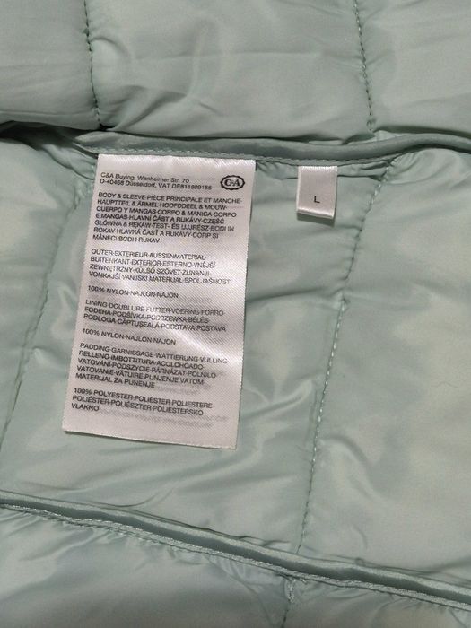 Geaca matlasata de la The Outerwear, cu gluga, pentru adolescente.