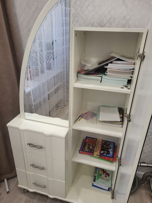 Трюмо с зеркалом