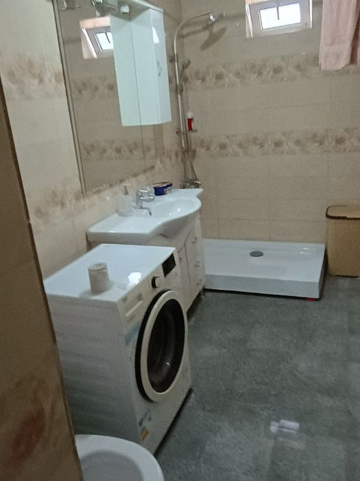 Închiriez apartament la casă