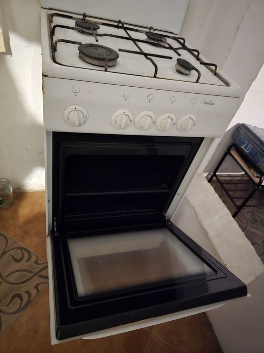 Продам газовую плиту 4 комфорки