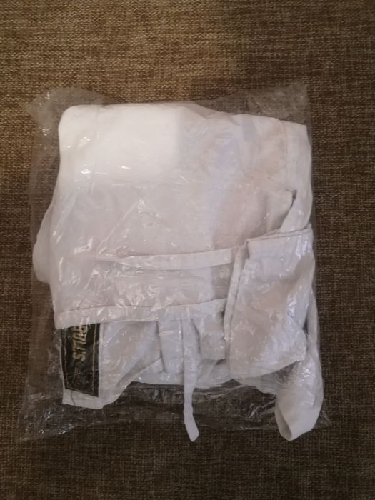 Продам кимоно качество LUX матерьял плотный.