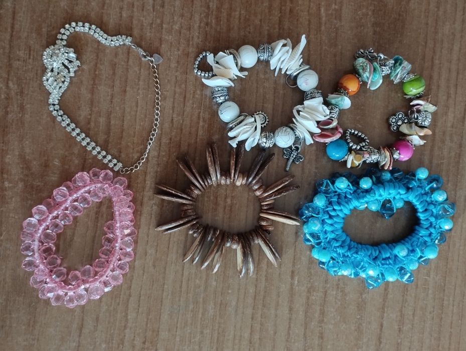 Колиета, гривни, кутийки за бижута