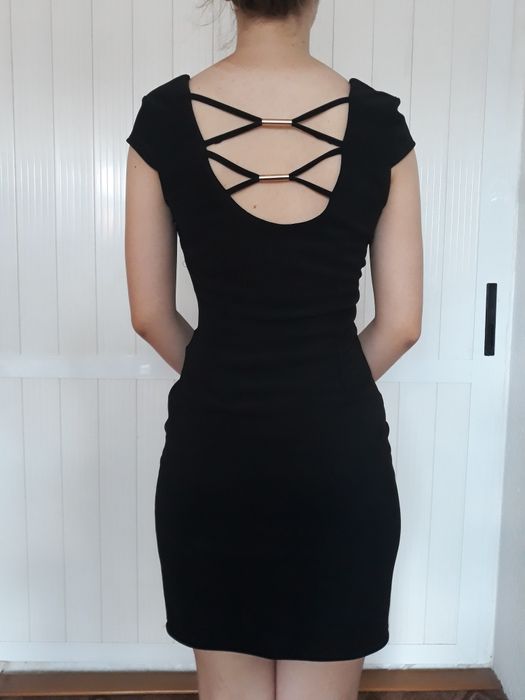 Къса черна рокля с ефектен гръб