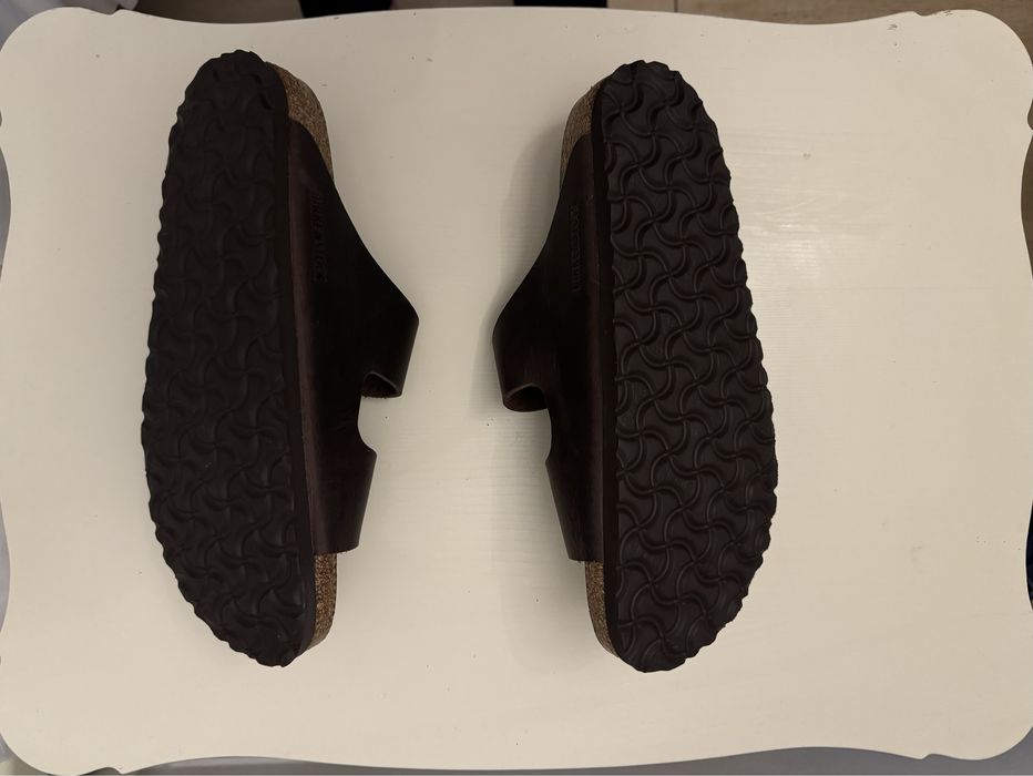 Sandale Birkenstock model Arizona, din piele nabuc maro închis