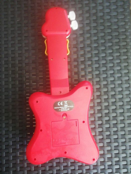 Vând chitara jucarie