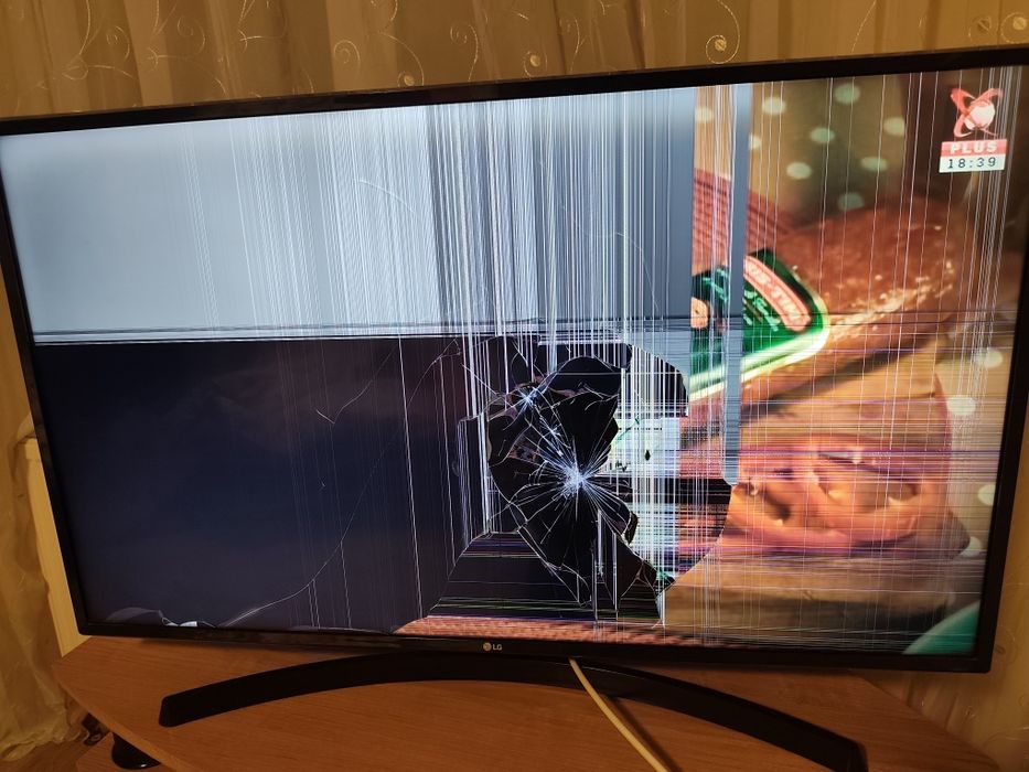 LG 43UK6400PLF (4K UHD) – Vând pentru piese / reparații (Display spart