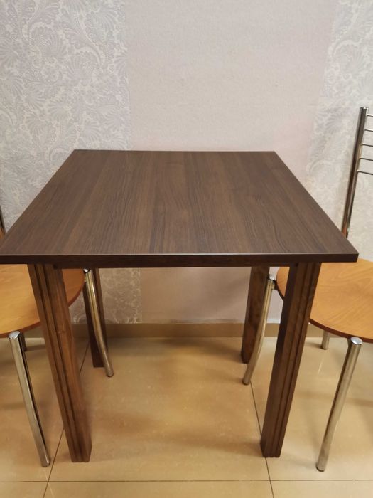 Маси и столове в отлично състояние