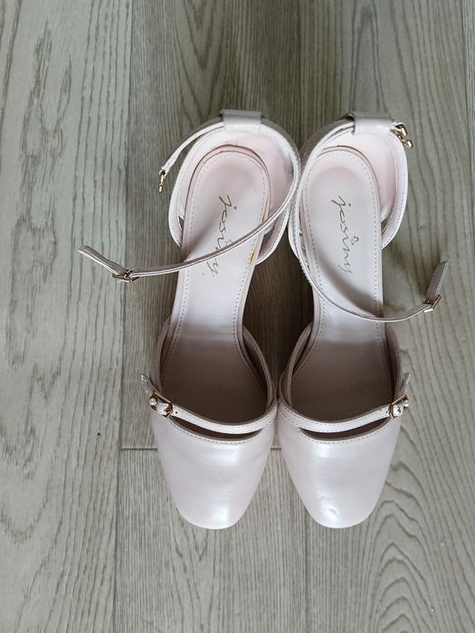 Продаю босоножки