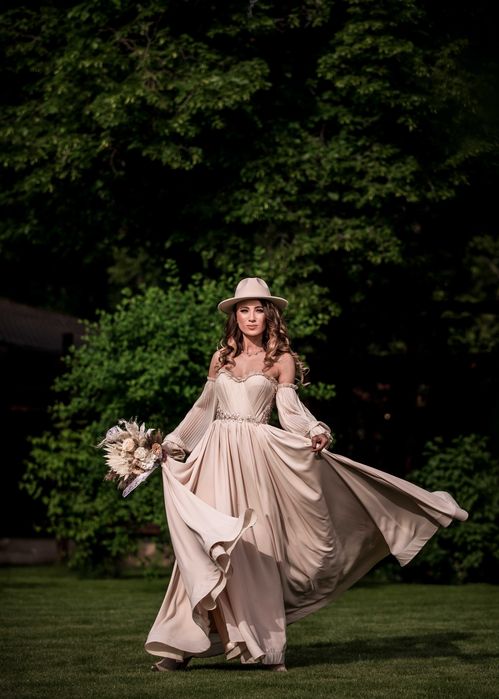 Rochie de mireasa in stil BOHO cu buchet si palarie