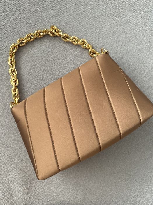 Кафява чантичка с лъскав финиш