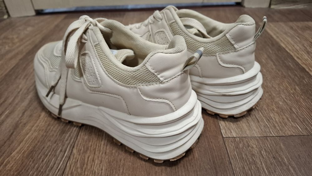 Две пары кроссовок за 4000. 36р