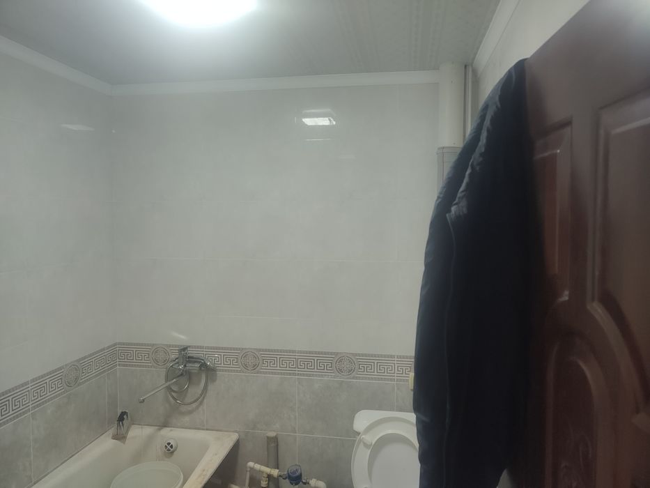 22 микрорайонда васток магазиннин артинда 1 эт жайласкан кв сатылады