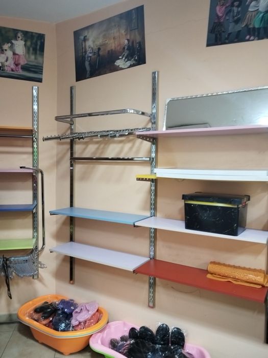 Оборудване за магазин стелажи , рафтове , щендери