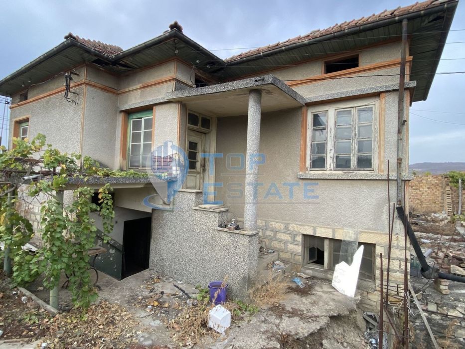 Тухлена къща с гараж в с. Драганово, област Велико Търново.