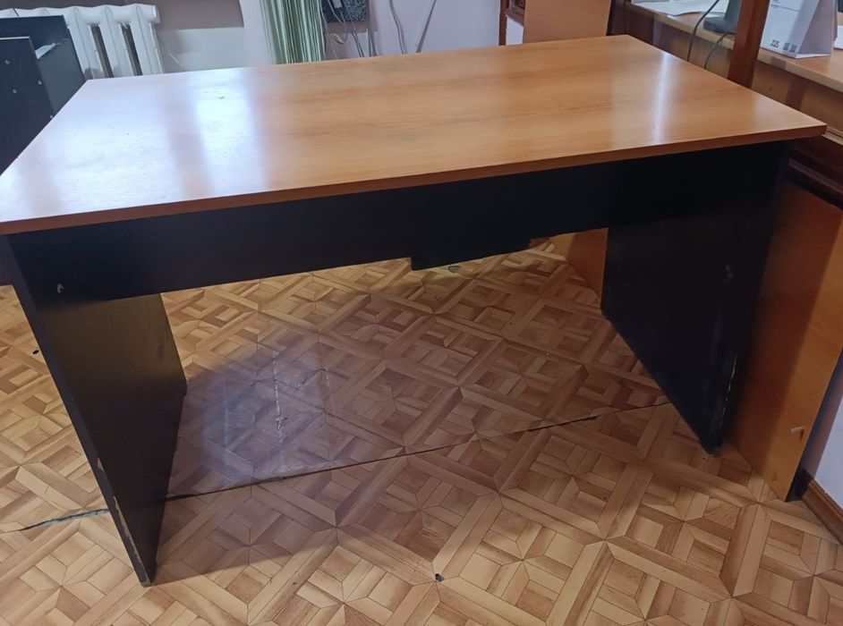 Продам стол офисный