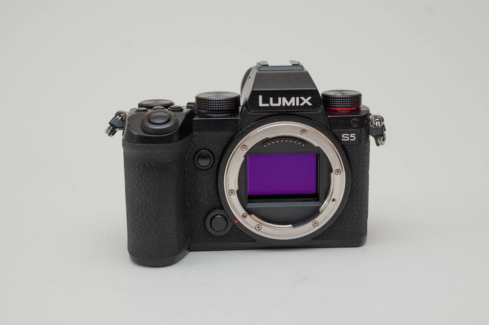 Продавам Panasonic Lumix S5 с обектив Lumix S 50mm f/1.8