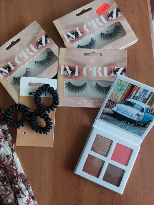 Аксесоари и грим