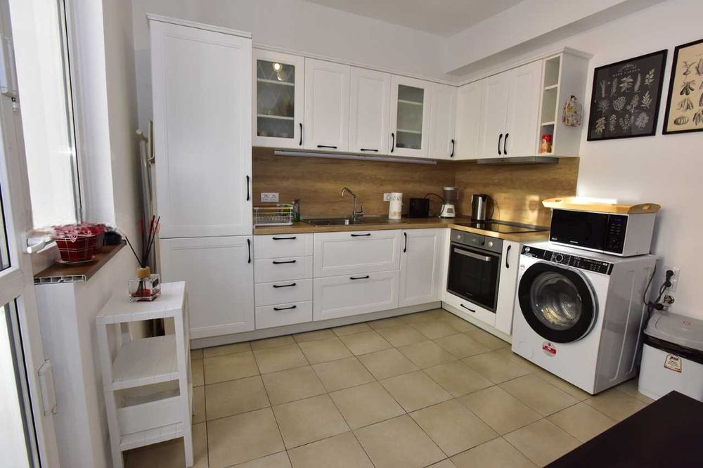 Дава се под наем Тристаен апартамент в София, Център - 80 кв.м за 857.82 € - Снимка #1