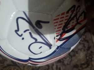 Campiona FCSB - MINGE cu autografe - Banii merg la un baiat bolnav