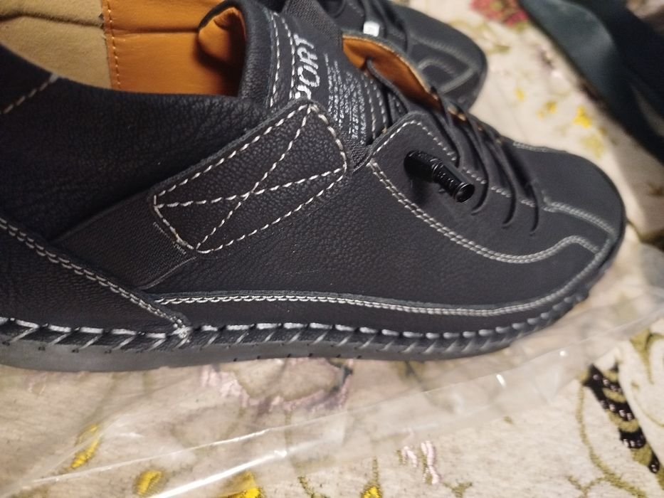 Стильные спортивные туфли