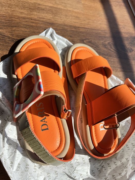 Сандали в оранжево