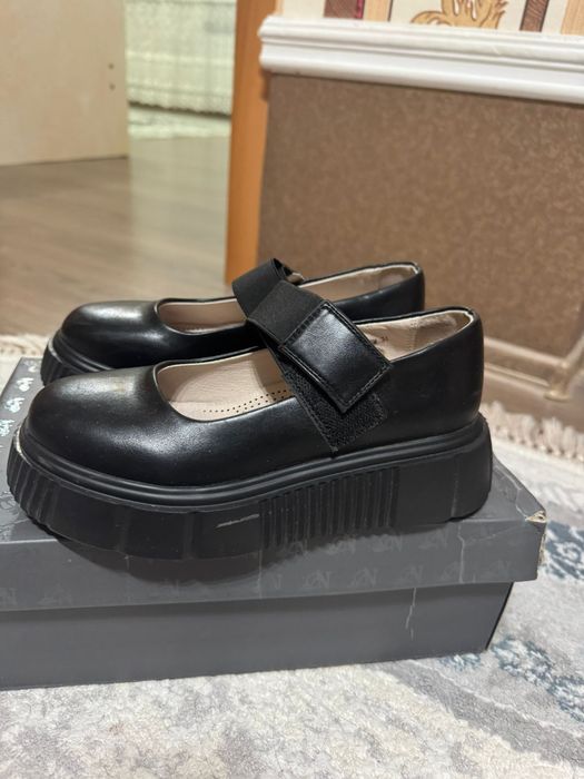 Детский туфли ,чёрного цвета