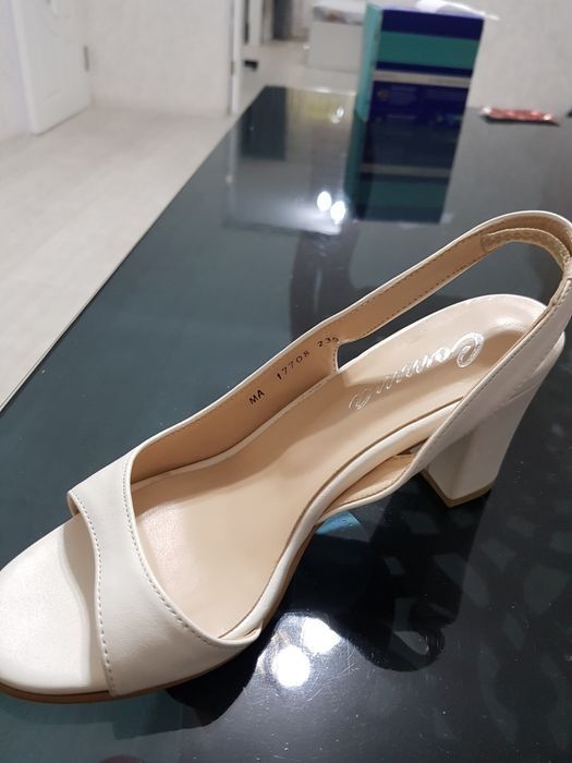 Белые  Босоножки