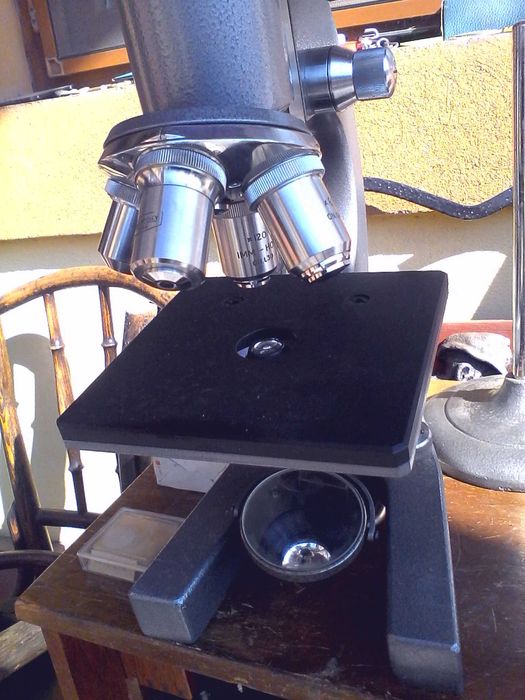 Microscop vechi  Lemardeley Paris ,No 74771 cu 4 obiective