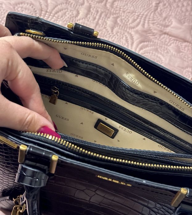 Елегантна чанта на марката Guess