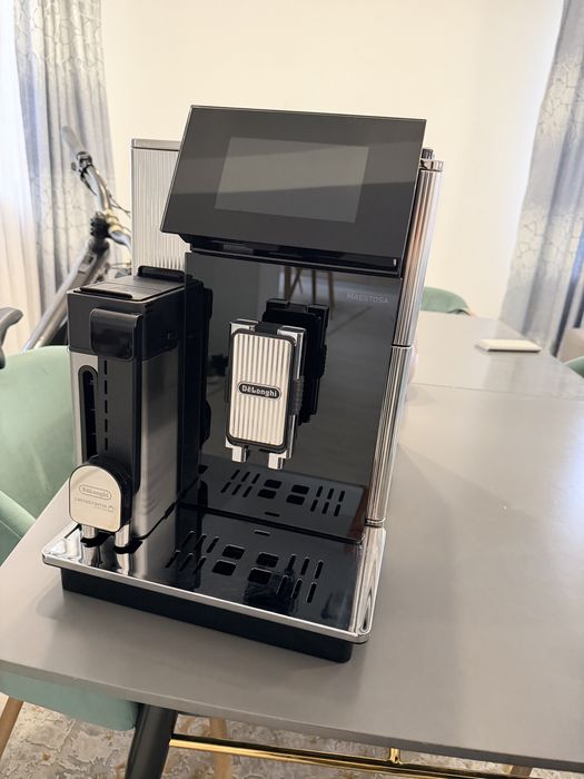 Vand aparat de cafea Delonghi Maestosa folosit impecabil